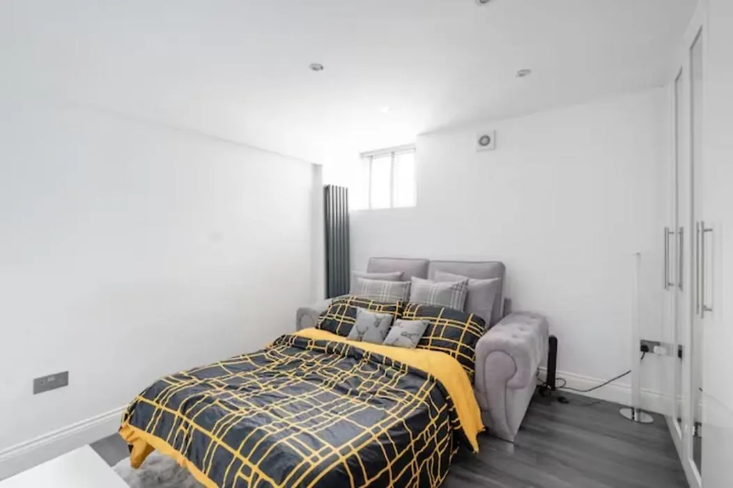 Modern House With Relaxing Hot Tub Daire Uxbridge Birleşik Krallık