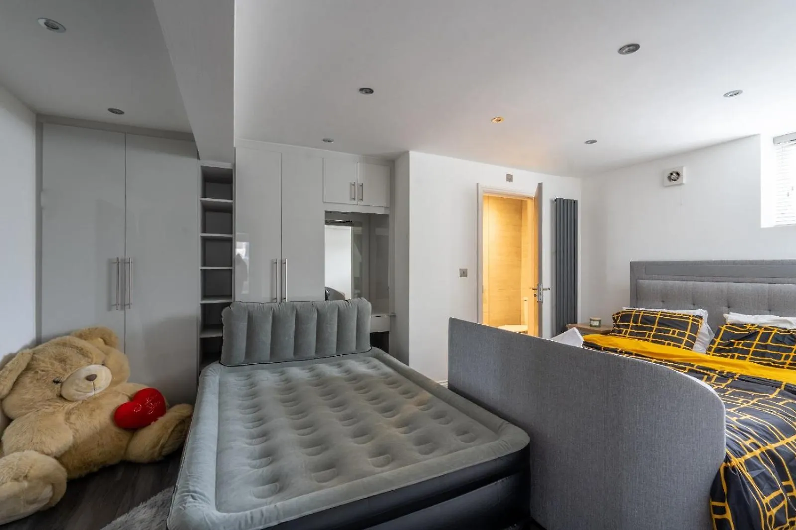Modern House With Relaxing Hot Tub Daire Uxbridge