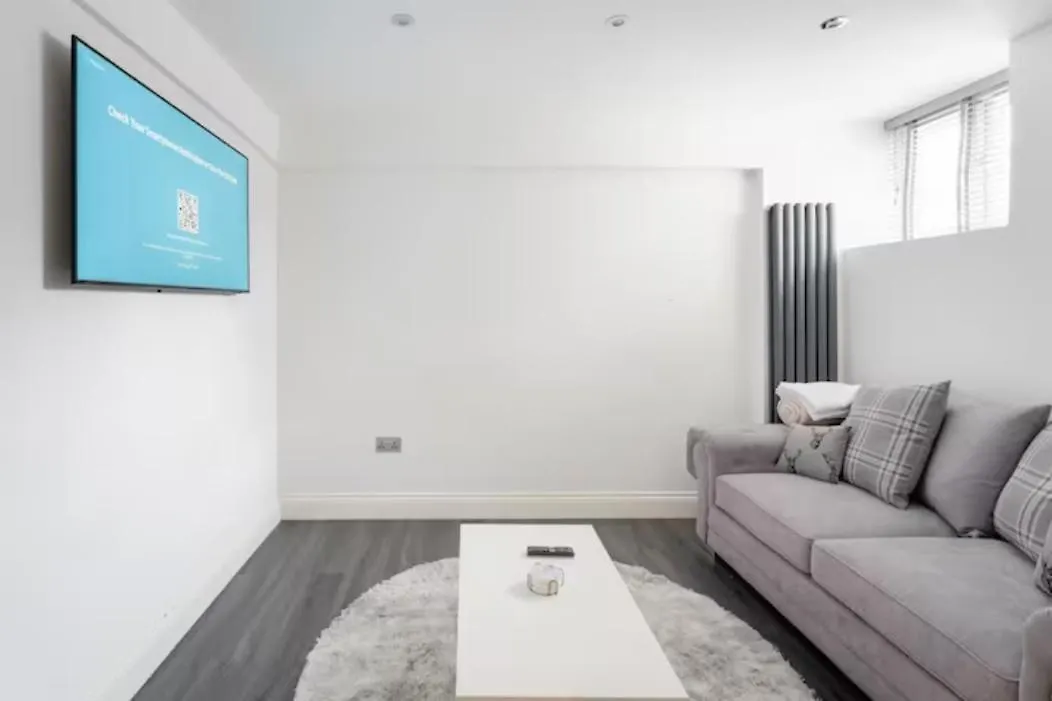 Modern House With Relaxing Hot Tub Apartment Uxbridge