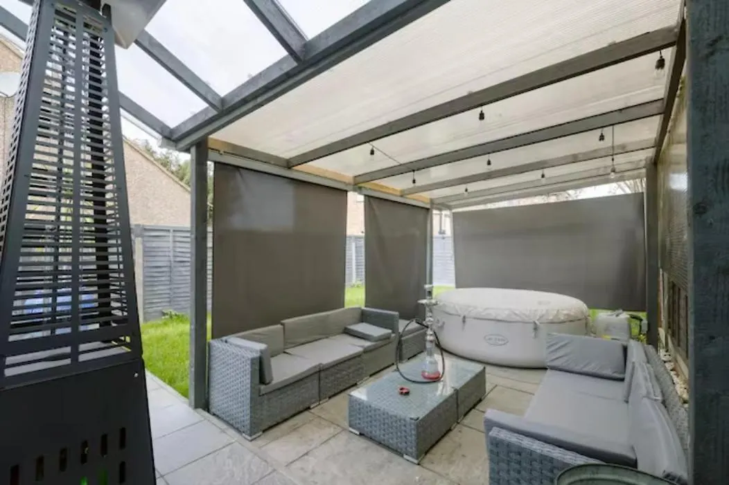 Modern House With Relaxing Hot Tub contacts