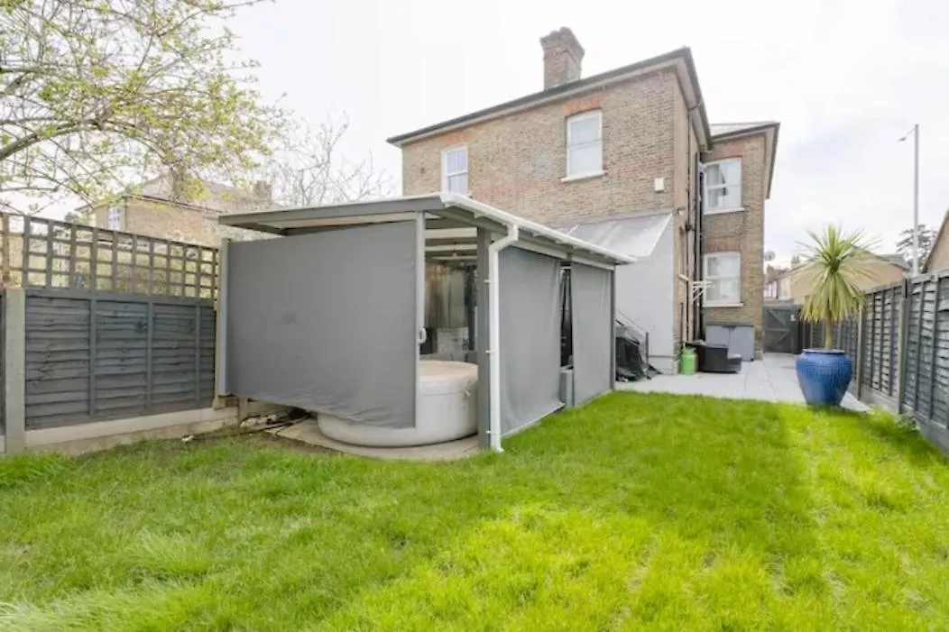 Modern House With Relaxing Hot Tub Apartment Uxbridge